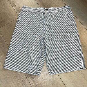 Vans flat front board shorts in 100% cotton. Men's 36. Like new condition. Nice!